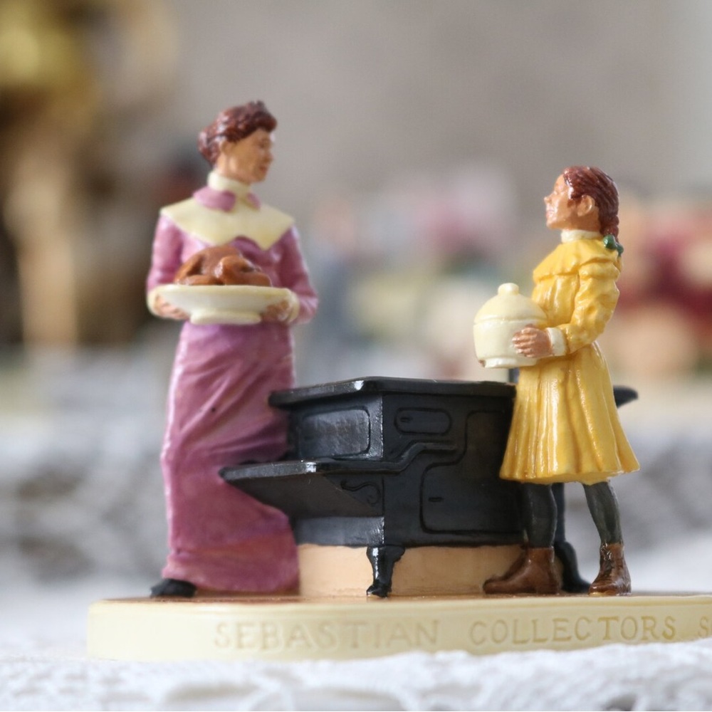 Sebastian Miniatures SML-577 Thanksgiving Helper Figurine  Collector’s Society